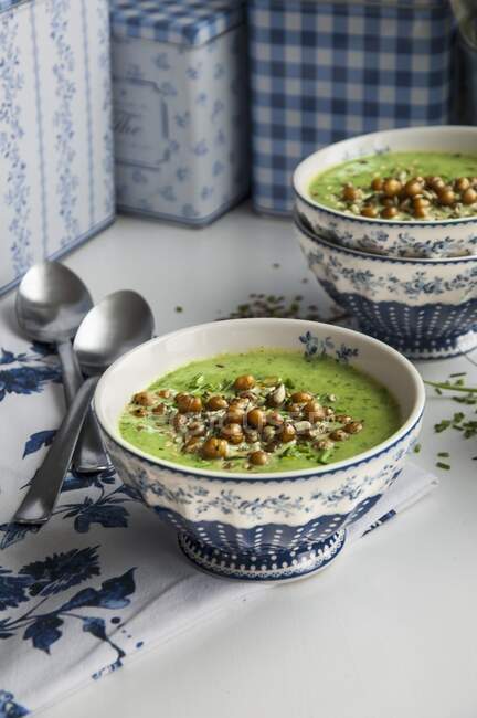 Cream of spinach soup with chickpeas — Stock Photo