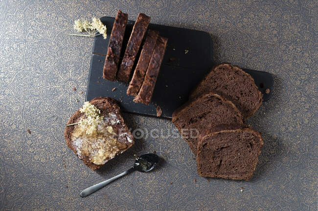 Gros plan de délicieux pain au chocolat avec gelée de sureau — Photo de stock