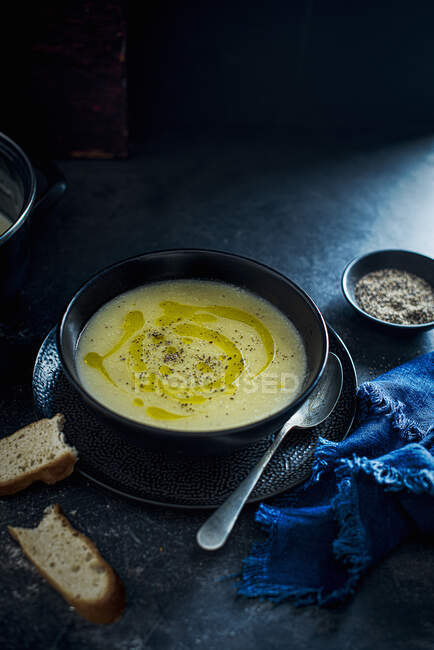 Winter jerusalem artichoke soup wit black pepper and olive oil — Stock Photo