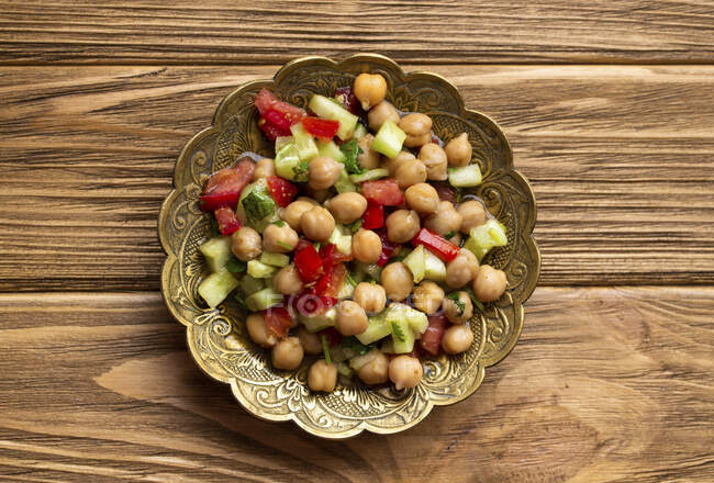 Salada saudável indiana com grão de bico e legumes — Fotografia de Stock