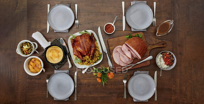 Festive menu with ham and poultry roast, side dishes and sauces — Stock Photo