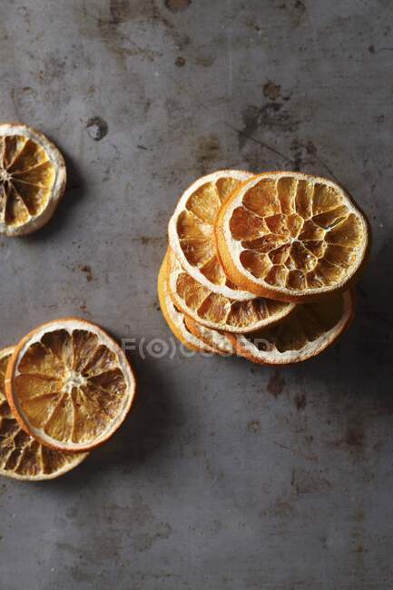 Сушеные оранжевые ломтики крупный план — стоковое фото