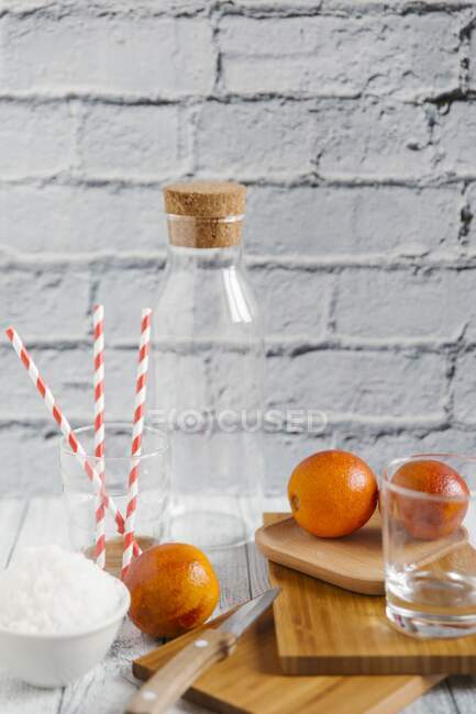 Інгредієнти та кухонне начиння для виготовлення кров'яно-оранжевих коктейлів — стокове фото