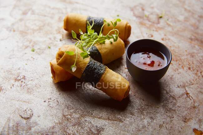 Spring rolls with sweet and sour sauce (Asia) — Stock Photo