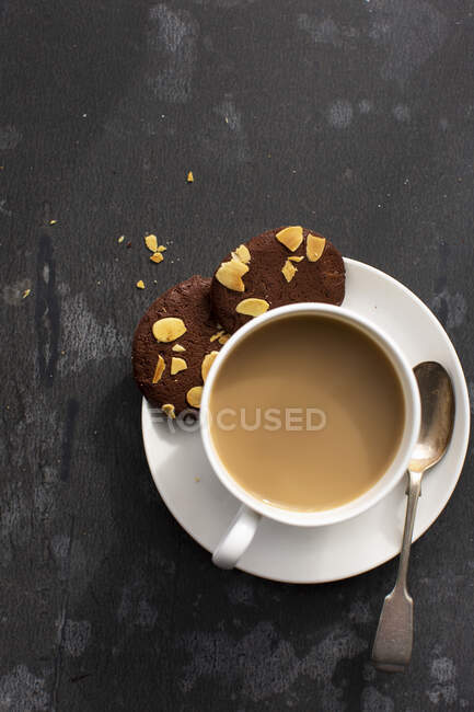 Nahaufnahme von leckeren Keksen und Kaffee — Stockfoto