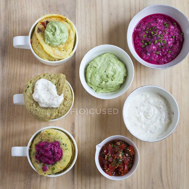 Mug cakes with different dips as a topping — Stock Photo