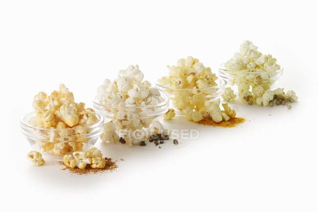Palomitas aromatizadas con diferentes especias - foto de stock