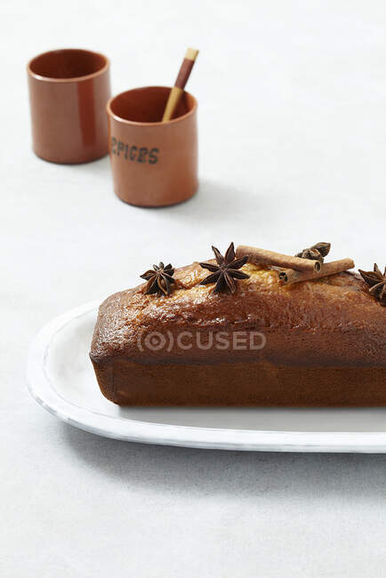Torta di Madeira speziata su piatto bianco — Foto stock