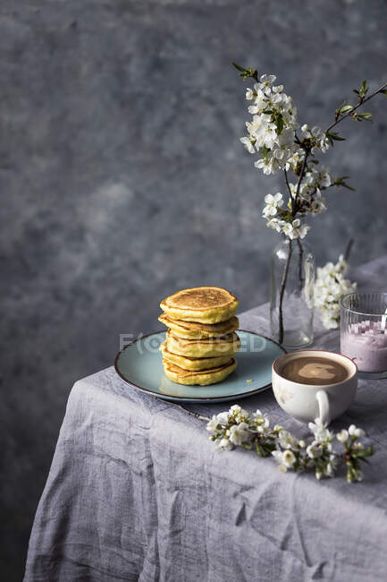 Stapel Pfannkuchen mit Kaffee und Joghurt — Stockfoto