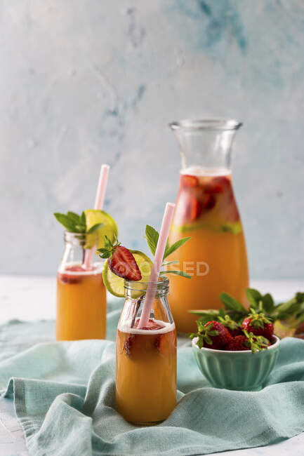 Bebida fresca de verano con bayas y frutas sobre fondo blanco - foto de stock