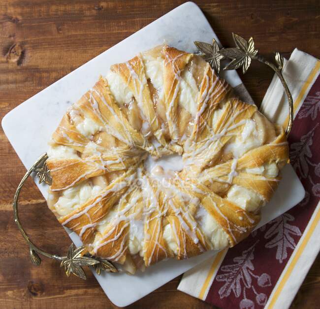 A puff pastry ring with apple, fresh cheese and caramel — Stock Photo