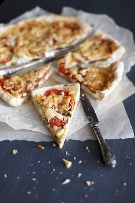 Pizza sobre una superficie de madera oscura - foto de stock