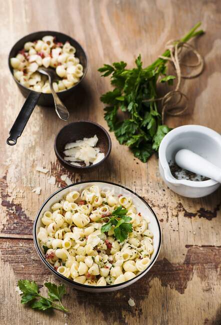 Lumachine pasta with bacon, parsley and Parmesan — Stock Photo