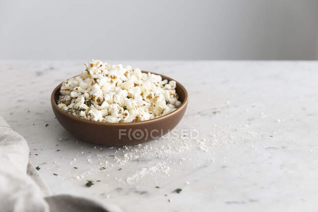 Savoury popcorn with Parmesan and thyme — Stock Photo