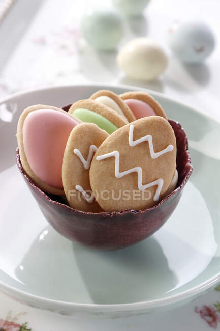 Primer plano de deliciosas galletas de Pascua y huevos dulces - foto de stock