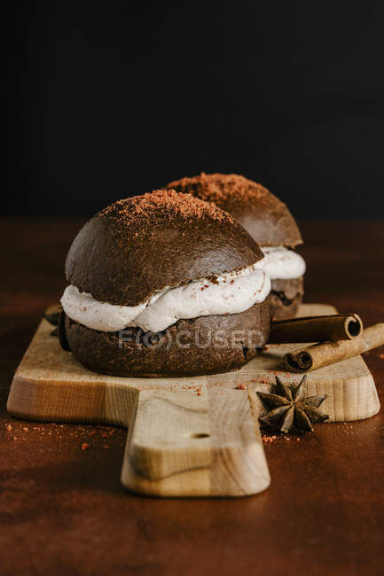 Panini al cioccolato con crema naturale di fragole essiccate in polvere — Foto stock