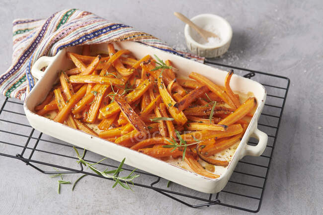 Fried carrot sticks with rosemary — Stock Photo