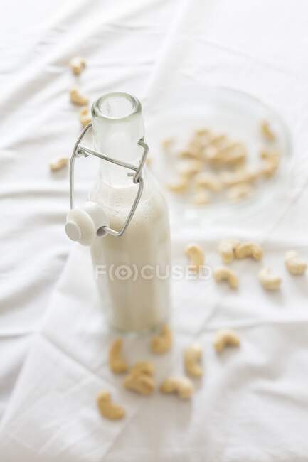 Домашнее веганское кешью молоко в стеклянной бутылке — стоковое фото