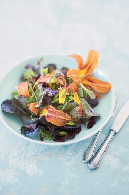 Салат з лілією з малиновою заправкою — стокове фото