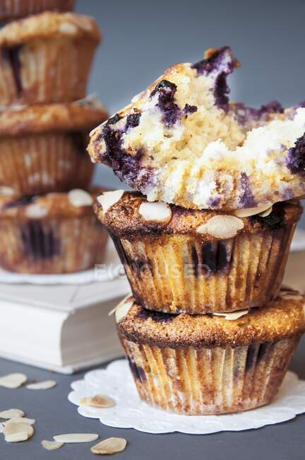 Muffins de mirtilo feitos com farinha de amêndoa e flocos de amêndoa — Fotografia de Stock