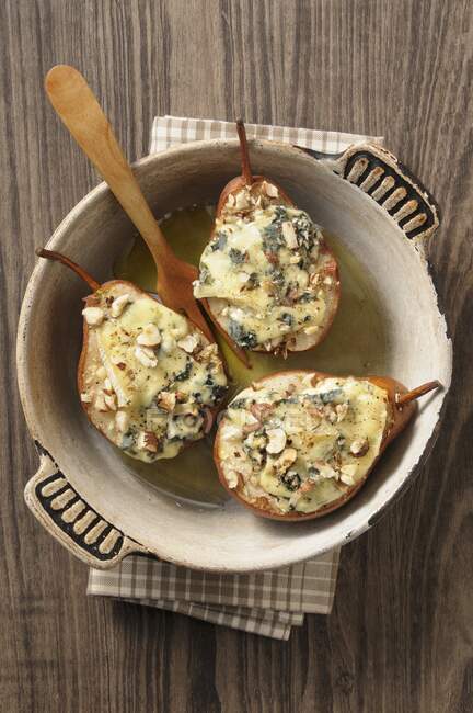 Grilled pears topped with blue cheese and nuts — Stock Photo