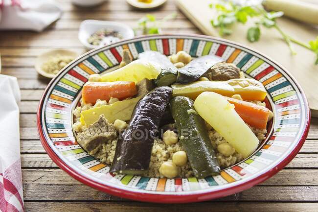 Couscous marocchino con verdure e agnello — Foto stock