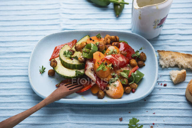 Warm salad made from carrots, peppers, chili peppers, cucumber and roasted chickpeas — Stock Photo