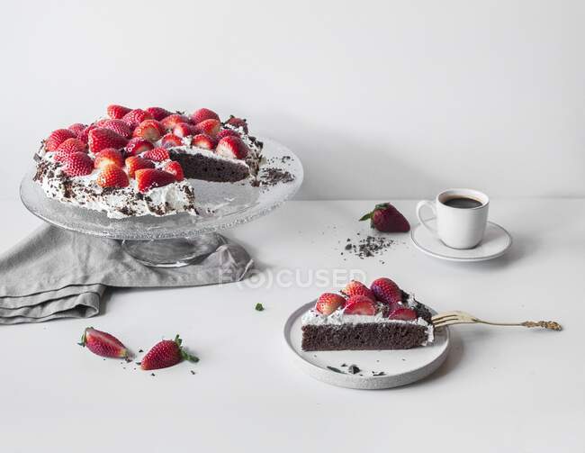Un gâteau au sarrasin sans gluten aux fraises — Photo de stock