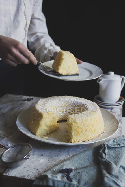 Une tranche de gâteau en mousseline sur une assiette — Photo de stock
