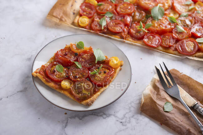 Veganer Tomatenkuchen mit Dinkelblätterteig — Stockfoto