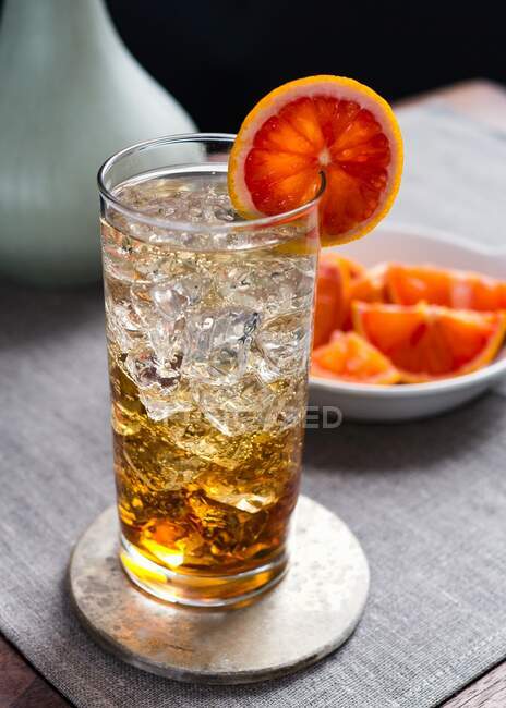 Сприц коктейль в колінах склянка з льодом і кров'ю апельсиновий гарнір — стокове фото