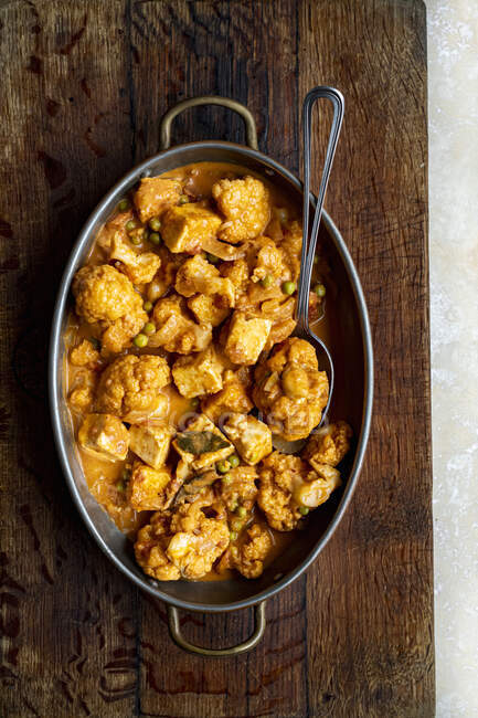 Matar Paneer with Cauliflower and Butter Naan — Stock Photo