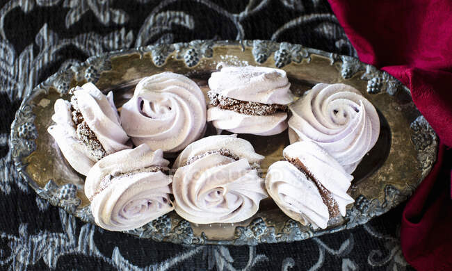 Biscoitos de merengue de groselha preta com recheio de chocolate batido — Fotografia de Stock
