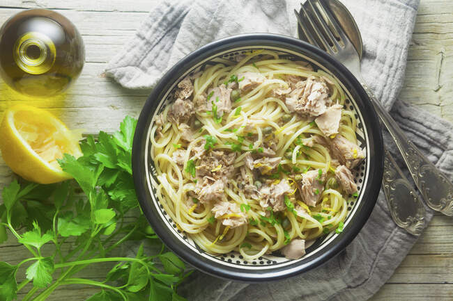 Spaghetti with tuna, lemon and capers in bowl — Stock Photo