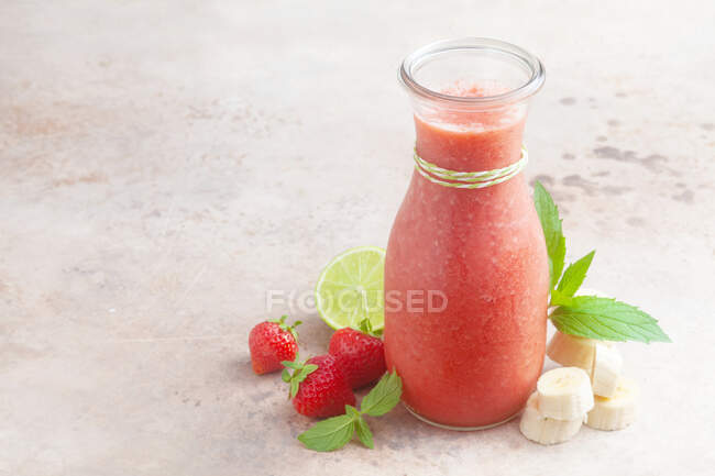 A strawberry and lime smoothie — Stock Photo