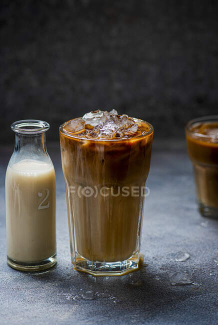 Café gelado com leite de amêndoa — Fotografia de Stock