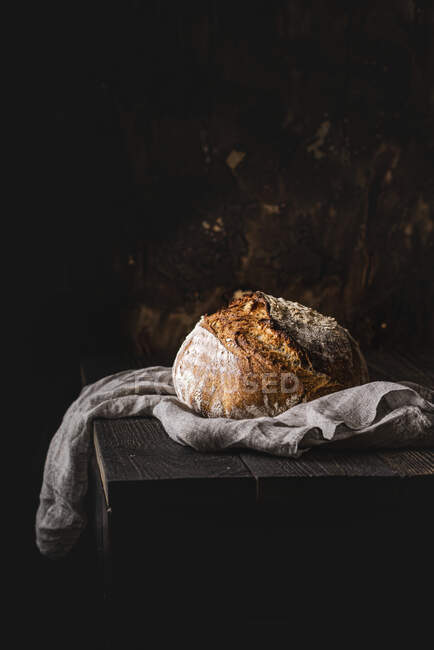 Primer plano de delicioso pan de masa agria - foto de stock