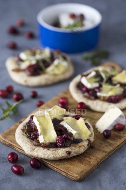 Whole grain mini pizza with cranberry and camembert cheese — Stock Photo
