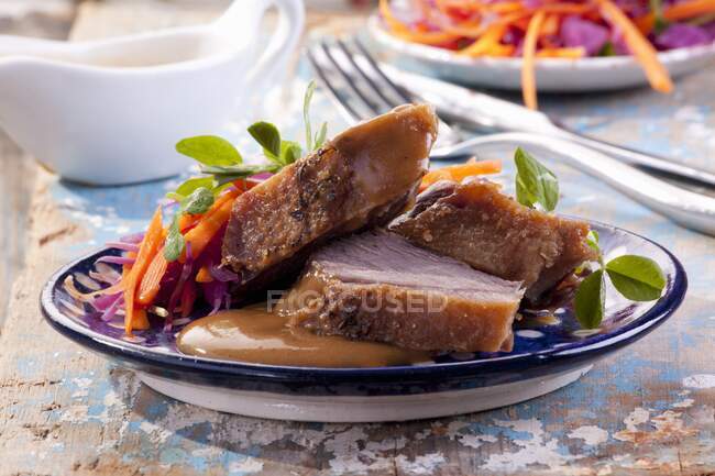 Pechuga de ganso asado con salsa y verduras - foto de stock