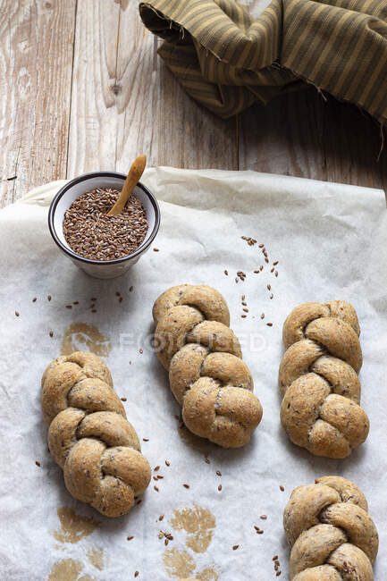 Biscotti fatti in casa con cioccolato e noci su uno sfondo di legno — Foto stock