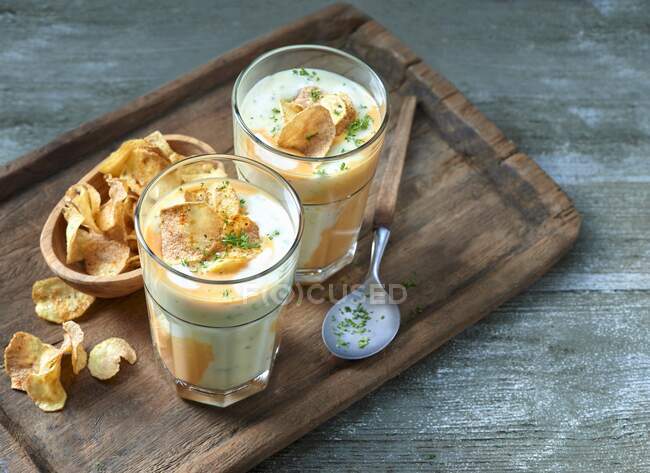Zuppa di patate con patatine e erbe tritate — Foto stock