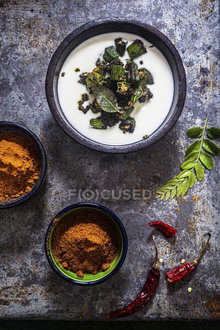 Bhindi raita (Oka raita) — Foto stock