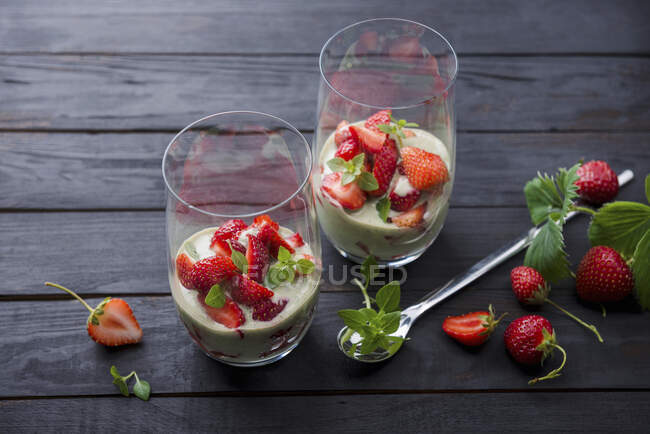 Vegan basil yoghurt with strawberries — Stock Photo