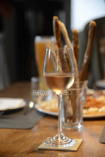 Vinho branco em um copo — Fotografia de Stock