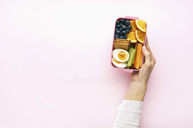 Жінка тримає обідню коробку зі здоровою поживною їжею — стокове фото