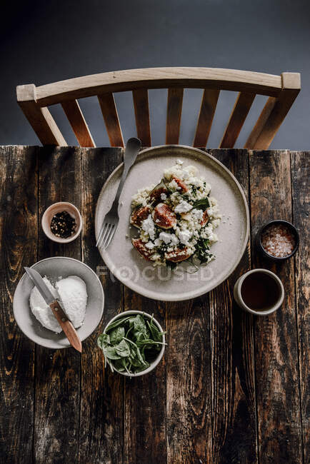 Салат с просо, творогом, шпинатом и инжиром — стоковое фото
