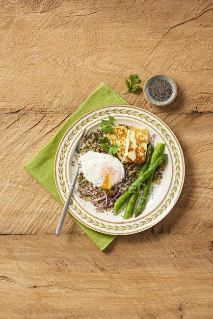 Insalata di quinoa calda con asparagi uovo in camicia e allumi — Foto stock