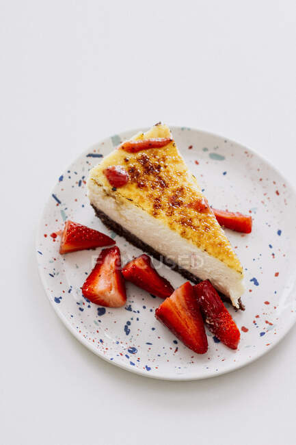 Creme brulee cheesecake no prato — Fotografia de Stock