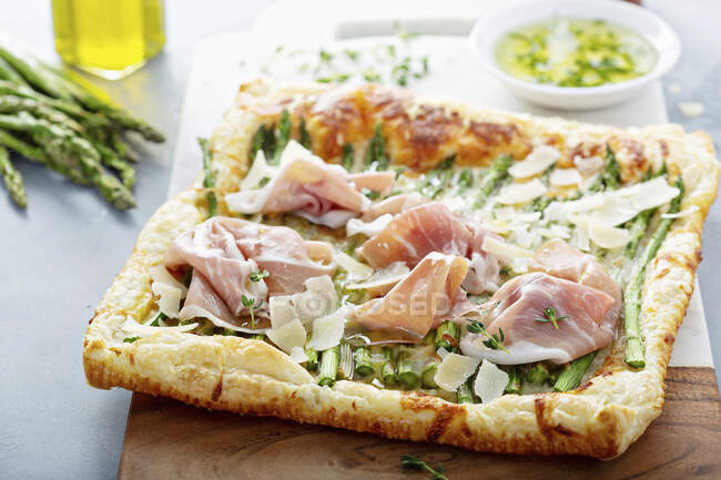 Asparagus, parmesan and proscuitto puff pastry tart — Stock Photo