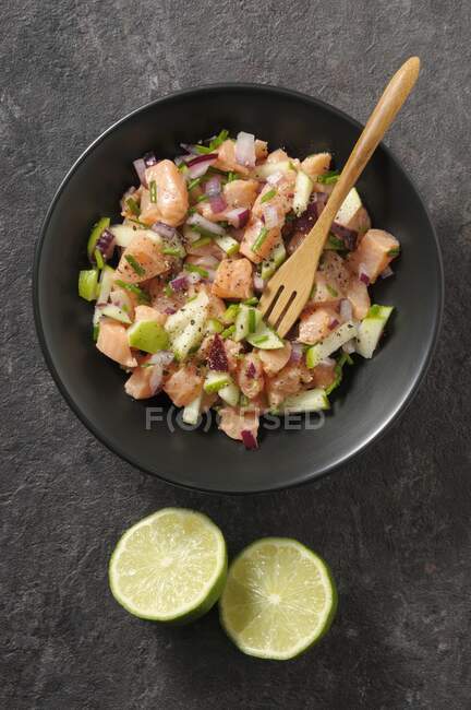 Salmon tartar with apple, onion, lime and chives — Stock Photo